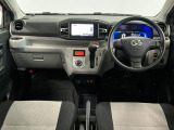 【インパネ】運転のしやすさを最優先に設計された見晴らしの良いフロントビュー。車両間隔が掴みやすく狭い道でも安心♪「安全」と「品質」を最優先に、安心してお乗りいただけるクルマを提供いたします。