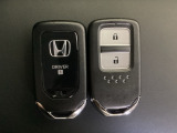 スマートキーを装備しています。鍵を差し込むことなくドアロックの開け閉めと、スタートボタン操作でのエンジンスタートができます。スペアキーも同じものを用意しております。