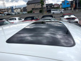 【サンルーフ】開放感たっぷりの希少装備、サンルーフが装着されています!車内に明かりを取り入れたり景色を楽しむ以外にも、車内の空気も簡単に換気できて快適です!
