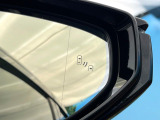【ブラインドスポットモニター】走行中、ドアミラーの死角になりやすい箇所に後続車が接近するとサイドミラーのレンズに警告を表示!ドライバーに注意喚起をしてくれます。