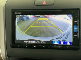 【バックカメラ】運転が苦手な方も車庫入れラクラクです!ギアをリバースに入れれば自動的に切り換わりますので、面倒な操作は不要です♪狭い駐車場もお車を傷つけず安心ですね!