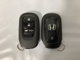 スマートキーを装備しています。鍵を差し込むことなくドアロックの開け閉めと、スタートボタン操作でのエンジンスタートができます。ボタン操作でトランクが開けられる電動テールゲートのボタンもついています。