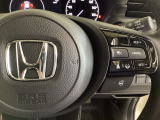 ハンドルにHondaセンシング系のクルーズコントロールやレーンキープアシストなどのスイッチが装備されています。ハンドルから手を離さず安全に操作できます。
