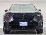 【キドニーグリル】BMWの代名詞。一目見ただけでBMWであると認識できる確固たるアイコンとして存在感を放ちます。