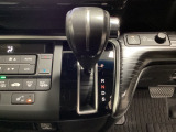 CVT車のセレクトレバーです。低速から高速まで、変速ショックのないスムーズな走りを実現するとともに、エンジン効率のよい領域を維持することで燃費にも貢献します。