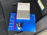 メンテナンスノート【整備記録簿】、取説も揃っています。スマートキーはバッグなどにしまったままボタン操作でエンジンの始動・停止ができて大変便利です。