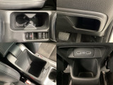 収納スペースや、ドリンクホルダーもついています。長距離ドライブで活躍する必需品ですね♪