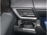 ドリンクホルダーとしてはもちろん、スマホや長財布を収納することだってできますよ。