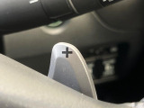 【パドルシフト】ハンドルから手を離さずに素早くシフトアップ&ダウンができるので、エンジンブレーキを使う下り坂や高速道路の合流で加速したい場面で役立ちます。