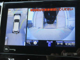 パノラミックビューモニター付きです。車両を上から見たような映像をディスプレイオーディオ画面に表示。運転席からの目視だけでは見にくい、車両周辺の状況をリアルタイムでしっかり確認できます。
