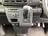 足元スッキリ、インパネシフトです。パーキングブレーキはフットブレーキタイプなので、運転席と助手席の間がスッキリしています。