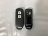 スマートキーを装備しています。鍵を差し込むことなくドアロックの開け閉めと、スタートボタン操作でのエンジンスタートができます。スペアキーも同じものを用意しております。