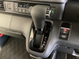 CVT車のセレクトレバーです。低速から高速まで、変速ショックのないスムーズな走りを実現するとともに、エンジン効率のよい領域を維持することで燃費にも貢献します。