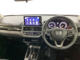 車内は光触媒抗菌消臭施工済です。スタイリッシュなデザインでスポーティなインパネ周りを演出します。グローブボックスやカップホルダーのほかにトレーなどたくさんの収納スペースが付いています。