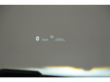 運転手の目の前のガラスにスピードメーター等を表示してくれるヘッドアップディスプレイ。視線の移動が少なくてすむので運転に集中できます。