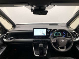 シンプルながら機能性あふれる運転席廻りです。視界性もよく、運転しやすいですよ。