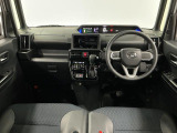 【インパネ】運転のしやすさを最優先に設計された見晴らしの良いフロントビュー。車両間隔が掴みやすく狭い道でも安心♪「安全」と「品質」を最優先に、安心してお乗りいただけるクルマを提供いたします。