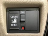 左側電動スライドドアは運転席からでも操作ができるように、ハンドル付近に開閉の操作スイッチが付いています。