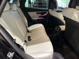 メルセデスのシートは少し硬めになっております。長時間の運転の際、適度な反発があることでお尻や腰の負担を減らす効果が御座います。