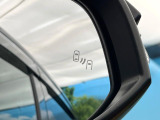 【ブラインドスポットモニター】走行中、ドアミラーの死角になりやすい箇所に後続車が接近するとサイドミラーのレンズに警告を表示!ドライバーに注意喚起をしてくれます。
