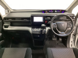 車内は光触媒抗菌消臭施工済です。スタイリッシュなデザインでスポーティなインパネ周りを演出します。グローブボックスやカップホルダーのほかにトレーなどたくさんの収納スペースが付いています。