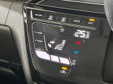 【オートエアコン】一度お好みの温度に設定すれば、車内の温度を検知し風量や温度を自動で調整。暑い&hellip;寒い&hellip;と何度もスイッチ操作をする必要はありません。快適な車内空間には必須の機能ですね♪