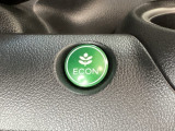 ECON モードをON にするとアクセルペダルの動きに対するエンジンの反応とエアコンの制御を切り換えることで、燃費のいい運転をするドライバーがペダルを踏んだ時と同じようにエンジンを制御します。