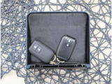 【スマートキー】キーをバッグやポケットに入れたままでもドアロックの開閉が出来るほか、エンジンキーを挿さなくてもエンジンスタートストップが出来ます。