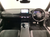 車内は光触媒抗菌消臭施工済です。スタイリッシュなデザインでスポーティなインパネ周りを演出します。グローブボックスやカップホルダーのほかにトレーなどたくさんの収納スペースが付いています。