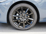 18インチ純正アルミホイールを装備。タイヤサイズは215/45R18となります。