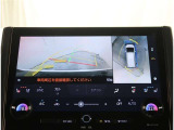 【パノラマモニター】に搭載した4つのカメラにより、車を真上から見ているような映像を表示。運転席から確認しにくい車両周囲の状況を把握できます。