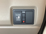 左側電動スライドドアは運転席からでも操作ができるように、ハンドル付近に開閉の操作スイッチが付いています。