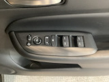 電動格納式リモコンドアミラーと、パワーウィンドウスイッチ等は運転席ドアにあります。