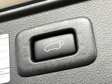 【パワーバックドア】スマートキーや運転席のボタンを押すだけでリアゲートが自動で開閉します!荷物を持っている時や、高い位置にあるバックドアを閉める際に便利な機能です♪