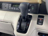 インパネシフトだから視線の移動も少なく足元もスッキリ♪運転席もゆったりしているのでゆとりを持ってドライブできますね!