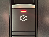 【電動パーキングブレーキ】パーキングブレーキを指先だけで操作可能です!力の弱い人にも安心してブレーキをかけていただけます!