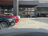 運転視界の遠方上方に虚像を投影することで前を見ながら情報の視認ができます。本当にドライバーが必要な情報を適切に伝え、楽しんで頂くことを考えた新世代装備です。