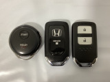 スマートキーを装備しています。鍵を差し込むことなくドアロックの開け閉めと、スタートボタン操作でのエンジンスタートができます。加えて、純正リモコンエンジンスターター用の操作キーもついています。