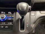 CVT車のセレクトレバーです。低速から高速まで、変速ショックのないスムーズな走りを実現するとともに、エンジン効率のよい領域を維持することで燃費にも貢献します。
