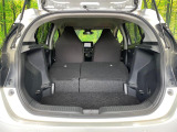 普段のお買い物や通勤、送迎等に十分な荷室スペースを確保しております。セカンドシートを倒すと、大きな荷物の積載も可能です♪