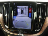 画面分割表示にも対応した360&deg;ビューカメラを搭載。狭い場所での取り回しも安心です。画面を分割することで、俯瞰画像と同時に車両前方または後方の180&deg;広角映像を表示することができます。