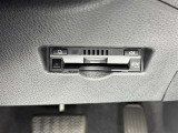【ETC】高速道路などの料金所における自動料金支払いシステムです。車載器と料金所のアンテナとの間で無線通信を行い、料金を自動で支払うことができます。
