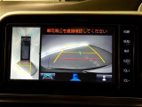 【全周囲モニター】車を上空から見下ろしたような映像をカーナビ画面に映し出し、車庫入れや縦列駐車をサポートしてくれます。