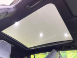 【パノラマルーフ】大型のガラスルーフ搭載で車内の解放感が一気にアップ!開放的なドライブをお楽しみいただけます。