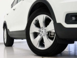 ボルボ純正の5スポーク7.5J&times;18インチシルバーアルミホイール装着。