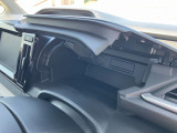 運転席側の【インパネアッパーボックス】は携帯電話や小物などの収納ができます!