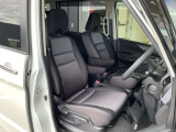 運転席と助手席はアームレストがついていますのでゆったりお座りになられます。