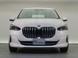 【キドニーグリル】BMWの代名詞。一目見ただけでBMWであると認識できる確固たるアイコンとして存在感を放ちます。