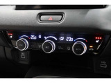 運転席と助手席の温度設定の変更が可能な左右独立タイプのデュアルエアコンです♪♪♪暑がりな人・寒がりな人も誰もが車内を快適にお過ごしいただけます♪♪♪