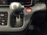 CVT車のセレクトレバーです。低速から高速まで、変速ショックのないスムーズな走りを実現するとともに、エンジン効率のよい領域を維持することで燃費にも貢献します。